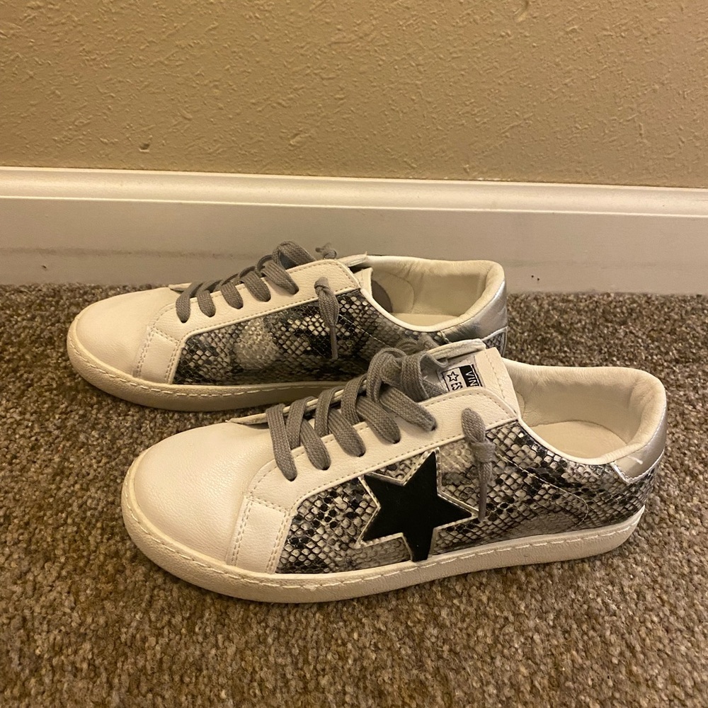 Vintage Havana White and Gray Snake Print Sneakers
